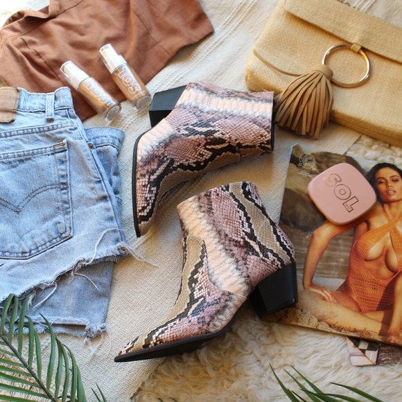 🚨//Coachella Collection// Pink Snake print bootie - Picture 6 of 8